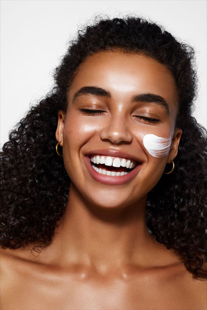 KIT COMPLET  Skincare COMPOSÉ  D’UNE MOUSSE NETTOYANT-TRIPLE-ACTION, CRÈME HYDRATANT ET UN SAVON EXFOLIANT.