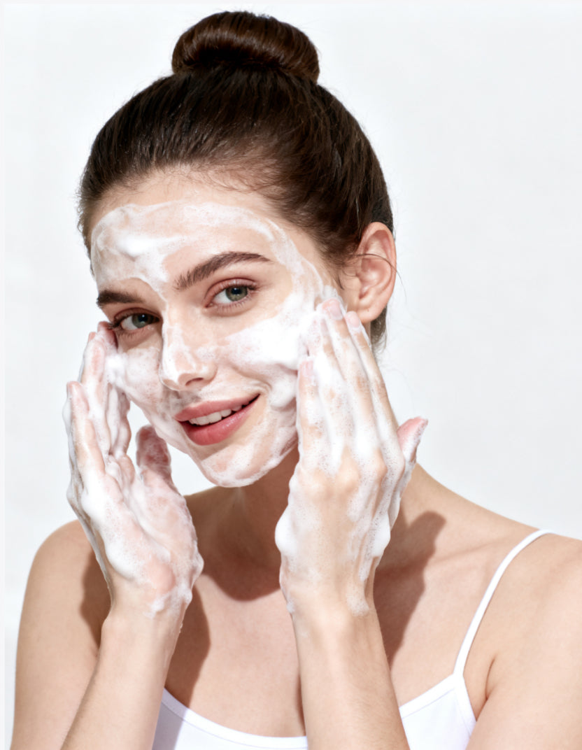 KIT COMPLET  Skincare COMPOSÉ  D’UNE MOUSSE NETTOYANT-TRIPLE-ACTION, CRÈME HYDRATANT ET UN SAVON EXFOLIANT.