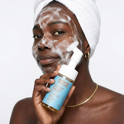 KIT COMPLET  Skincare COMPOSÉ  D’UNE MOUSSE NETTOYANT-TRIPLE-ACTION, CRÈME HYDRATANT ET UN SAVON EXFOLIANT.